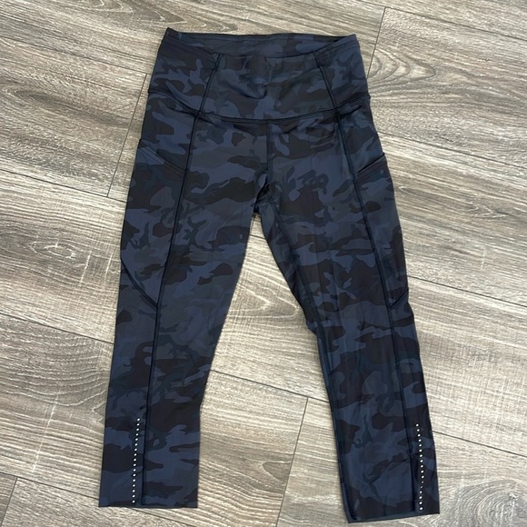 Lululemon Size 4 cropped camo leggings - Picture 1 of 7